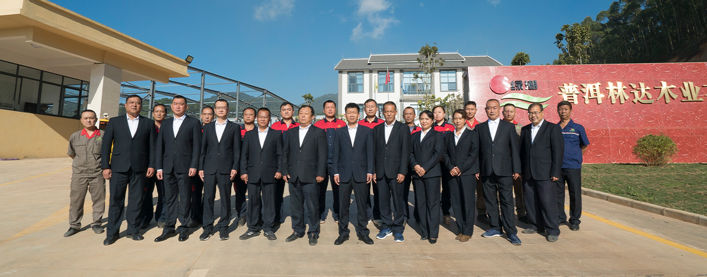 公司管理人员合影